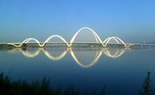 Illustration for article titled How Five of the World's Coolest New Bridges Stay Upright